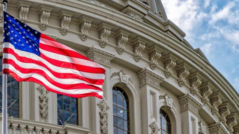 Coinbase Fires Back at Senator Elizabeth Warren Over CLARITY Act Sanctions Warning